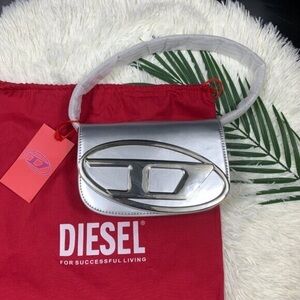 Diesel Women's Metallic Silver Crossbody Bag💫💫